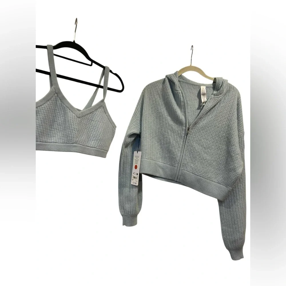 NWT Alo Yoga CASHEMERE bra and sweater set Size: M